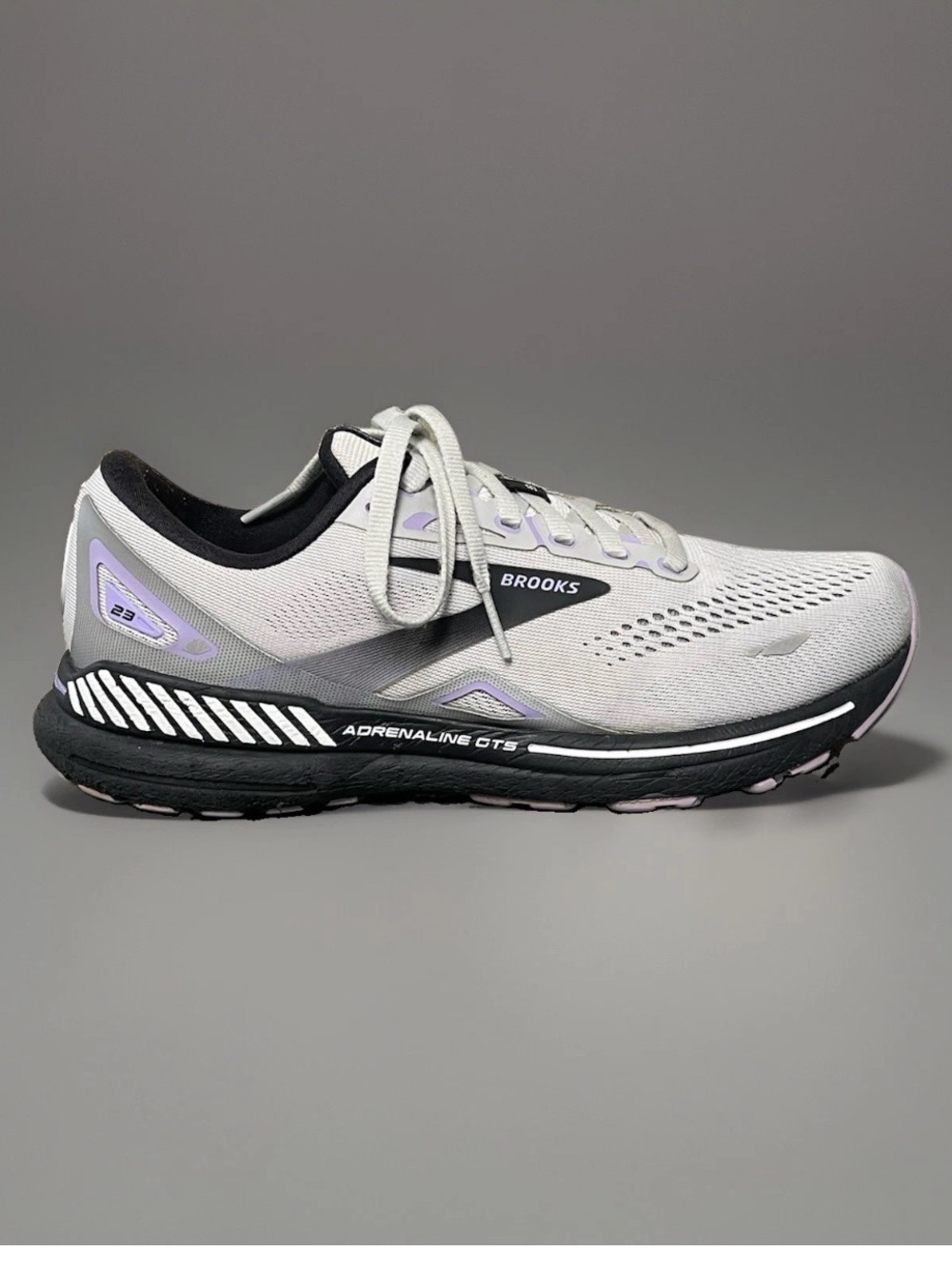 Brooks Adrenaline GTS 23 Women's Wide Gray Running ShoesSize 8.5D